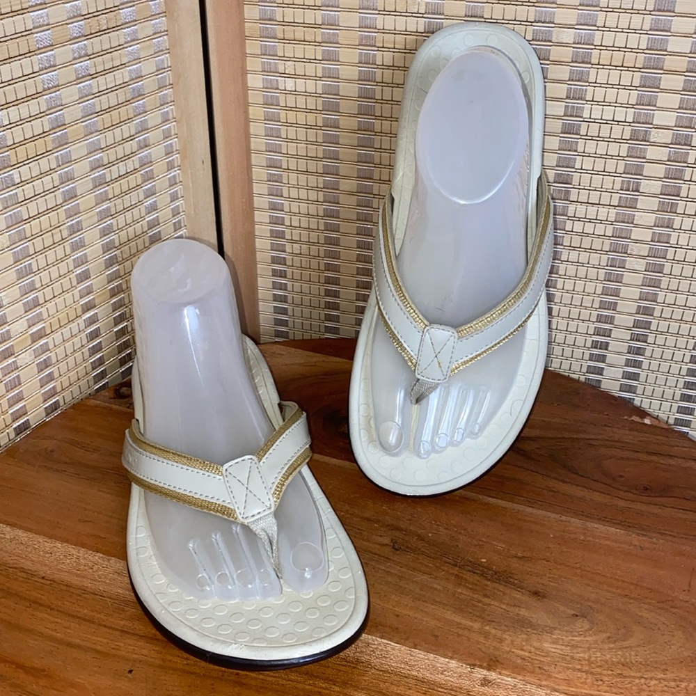 Vionic Flip Flop Sandals Cream Leather Gold
Braid Trim Size 8
